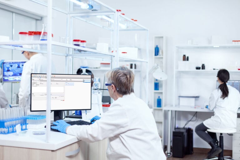 Tecnico di laboratorio che gestisce il sistema qualità con il LIMS ProLab.Q